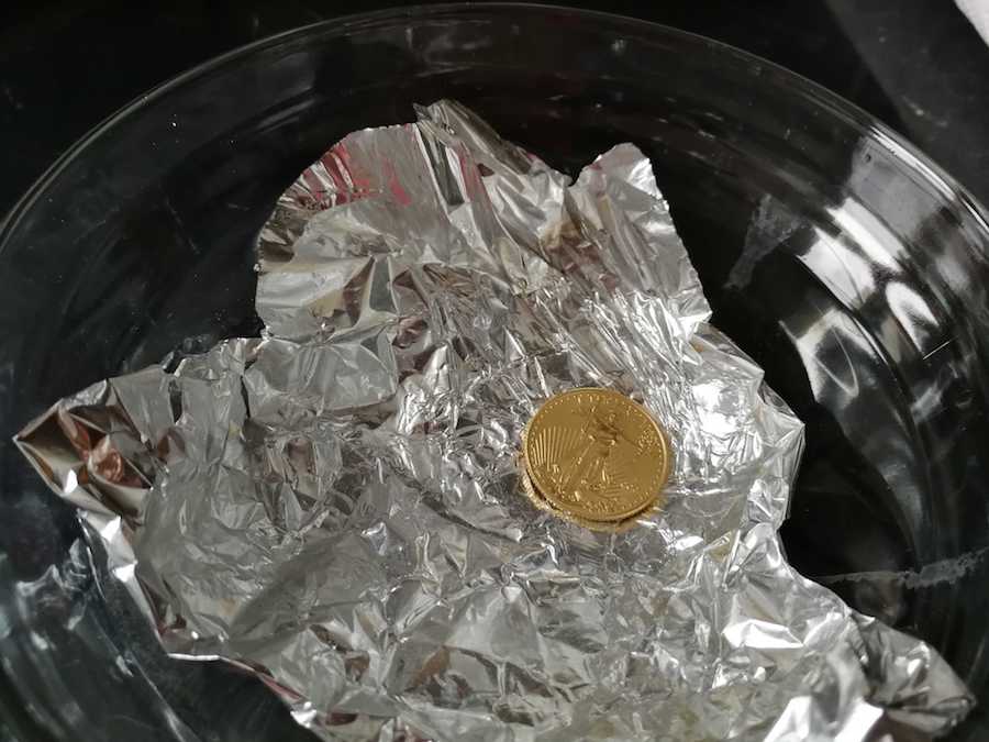1/4 uncji złotego amerykańskiego orła w kąpieli z solą kuchenną i folią aluminiową