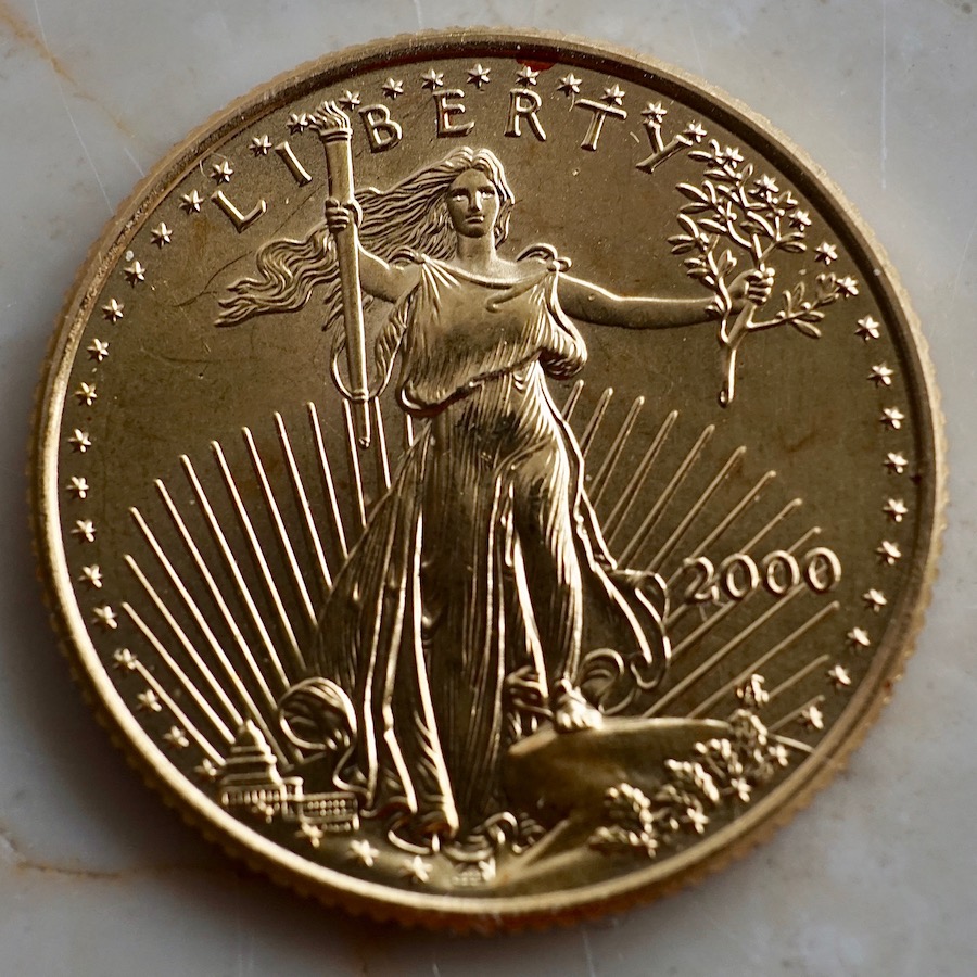 dolna część 1/4 uncji awersu złotego amerykańskiego orła pokrytego patyną
