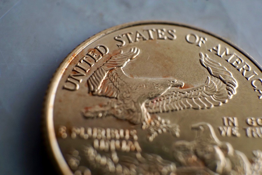 górna część 1/4 uncji złotego amerykańskiego orła pokrytego patyną